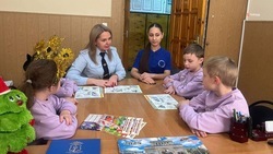 Новоалександровские школьники поздравили местную Госавтоинспекцию с Новым годом